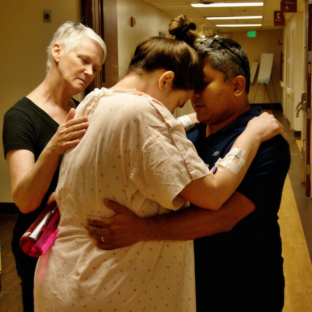 dad working with wife and doula